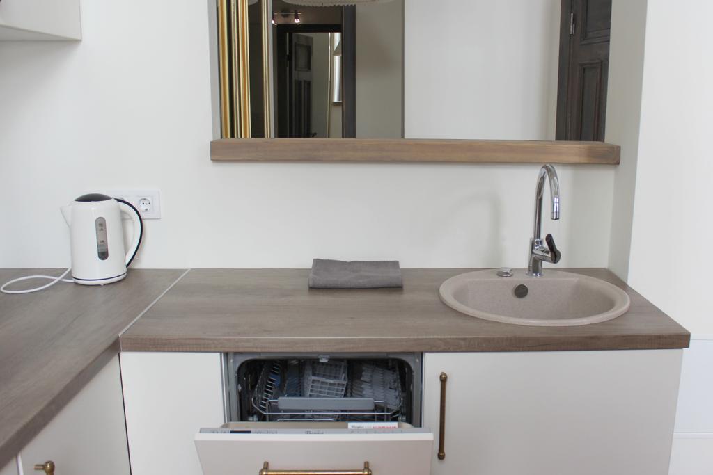 2 Room Apartment In Embasy Area Riga Buitenkant foto